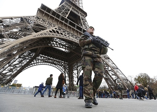 Qu&acirc;n đội Ph&aacute;p tiến h&agrave;nh tuần tra th&aacute;p Eiffel một n