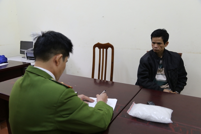 ĐT M&egrave; Văn Tuyển c&ugrave;ng tang vật tại CQĐT