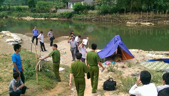 Lực lượng chức năng tiến h&agrave;nh kh&aacute;m nghiệm hiện trư