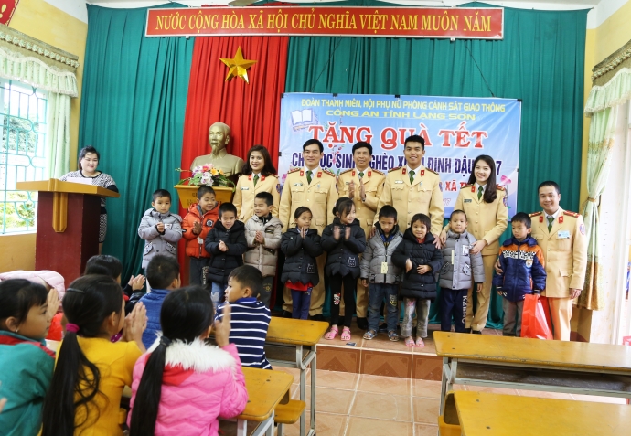 Phòng CSGT tặng quà tế 2017 cho Học sinh nghèo