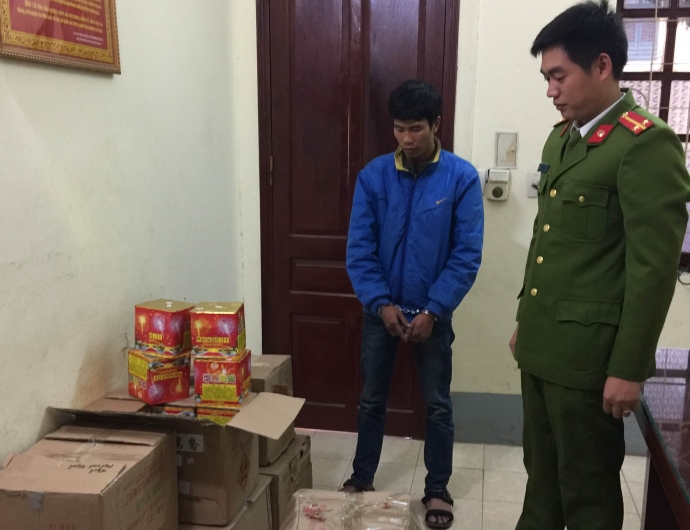 ĐT Ng&ocirc; Văn Tuyền c&ugrave;ng tang vật tại CQĐT