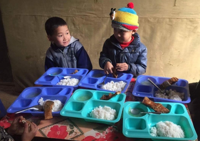 xuất ăn trưa của HS trường PT d&acirc;n tộc b&aacute;n tr&uacute;.