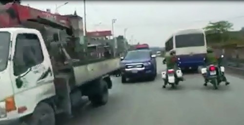 xe-tai-hoan-cai-tron-canh-sat-lang-lach-bat-mang-t