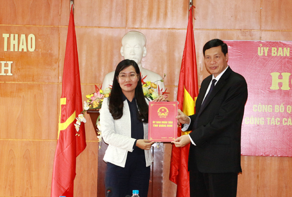 Trao QD cho chi Hanh