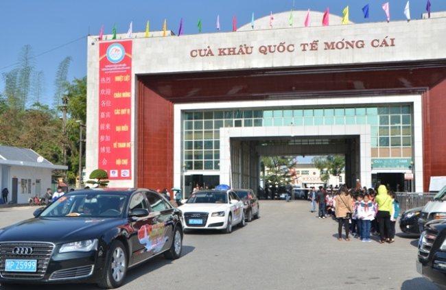 Tự l&aacute;i xe sang Trung Quốc