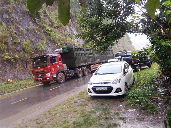 son-la-mua-lon-gay-sat-lo-dat-da-quoc-lo-4g-bi-ach