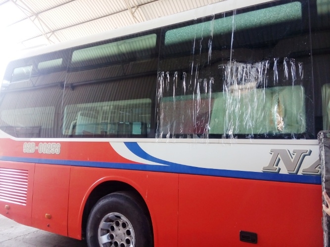 xe bị n&eacute;m đ&aacute;