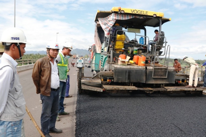 trang-dem-sua-tuyen-tranh-Ql1-mien-trung-2