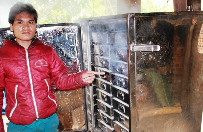 muc-so-thi-can-ham-ruou-cua-bi-thu-huyen-uy-quang-