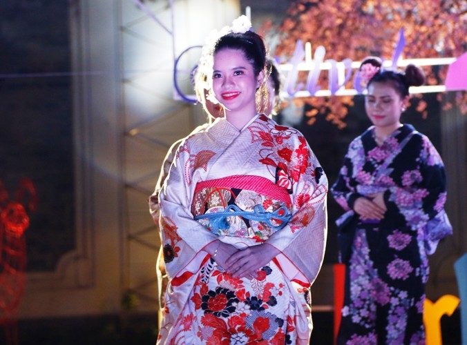 ban-tre-khoe-sac-cung-hoa-anh-dao-da-nang-12