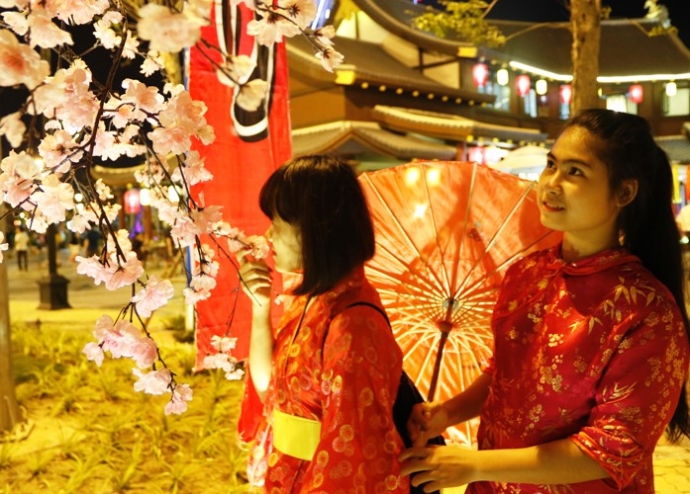 ban-tre-khoe-sac-cung-hoa-anh-dao-da-nang-2