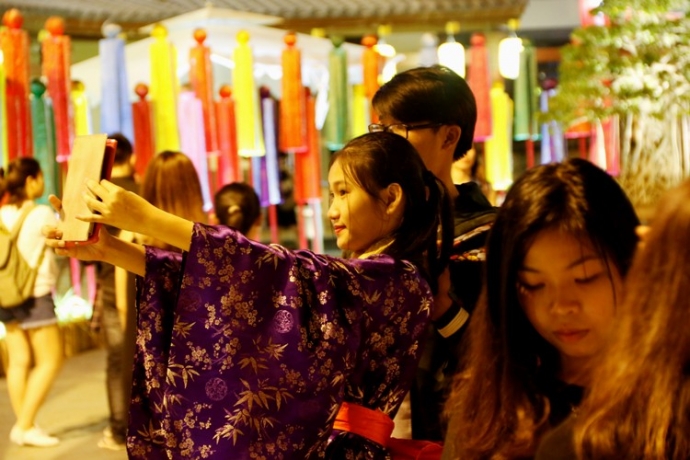 ban-tre-khoe-sac-cung-hoa-anh-dao-da-nang-3