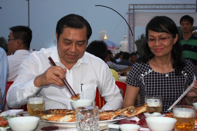 xem-lanh-dao-da-nang-cuoi-tuoi-an-hai-san-3