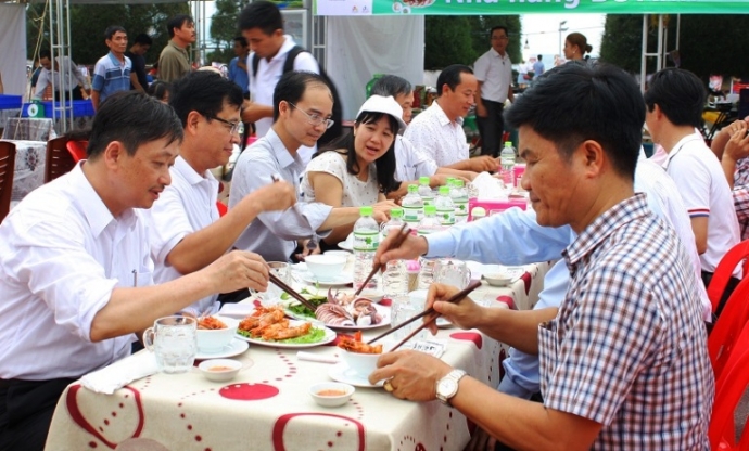 xem-lanh-dao-da-nang-cuoi-tuoi-an-hai-san-5