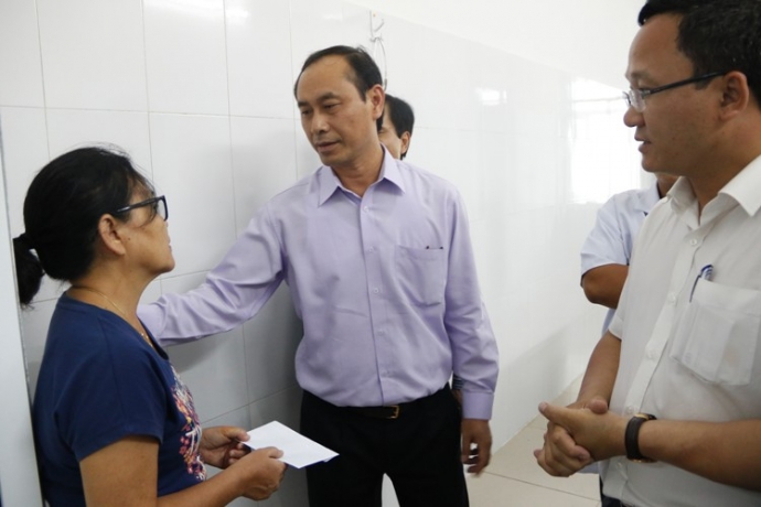 thu-truong-Tho-tham-nan-nhan-chim-tau