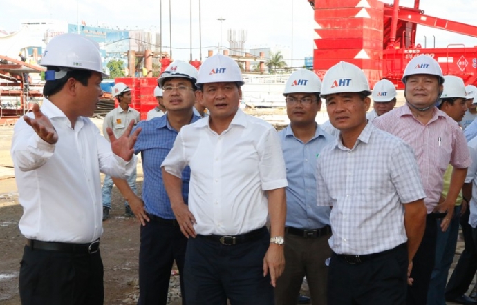 thu-truong-Nhat-kiem-tra-cang-HK-QT-Da-Nang-2