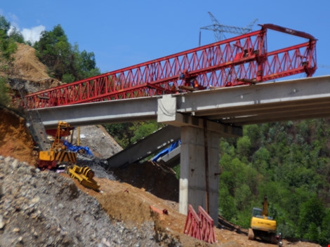 dam-cau-la-son-tuy-loan-gay-1