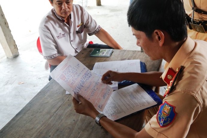 hoang-mang-vi-tai-xe-dieu-khien-xe-khong-GPLX-2