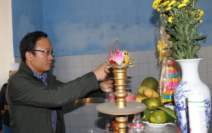 pho-chu-tich-khuat-viet-hung-tham-vieng-nan-nhan-t