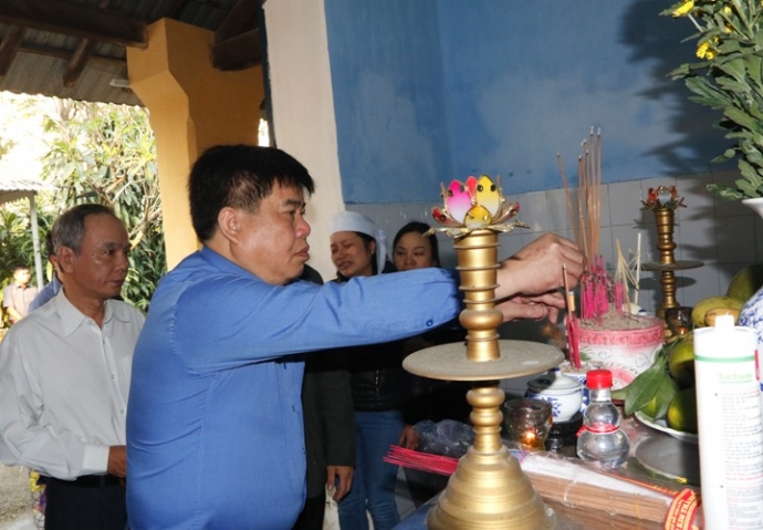 pho-chu-tich-khuat-viet-hung-tham-vieng-nan-nhan-t