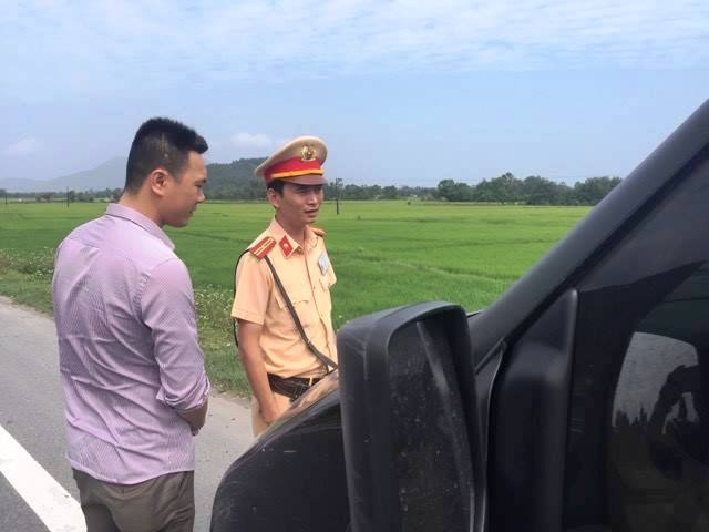 anh 1. CSGT Phu Loc kiem tra. xu ly xe limousine t