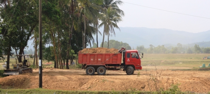 cho-dat-qua-tai-truoc-tram-CSGT-10