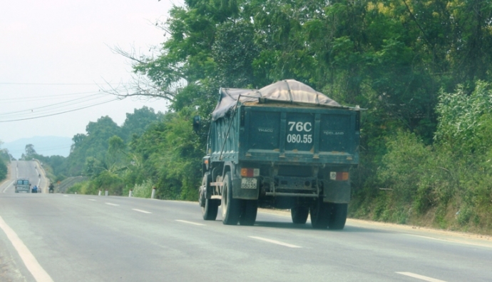 cho-dat-qua-tai-truoc-tram-CSGT-3