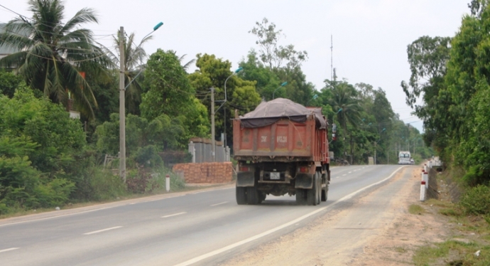 cho-dat-qua-tai-truoc-tram-CSGT-7