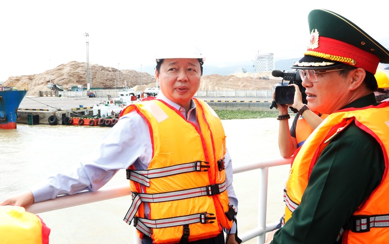 bo-truong-TNMT-kiem-tra-QN-19