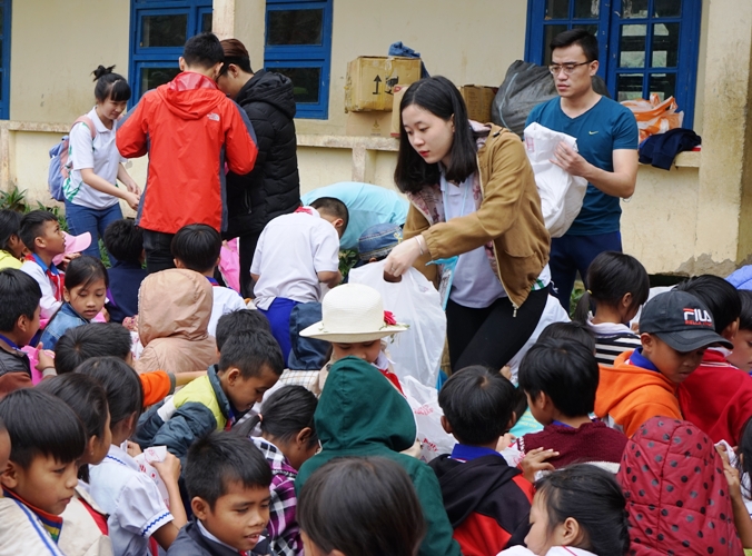 tang-ve-xe-qua-cho-sinh-vien-ngheo-3