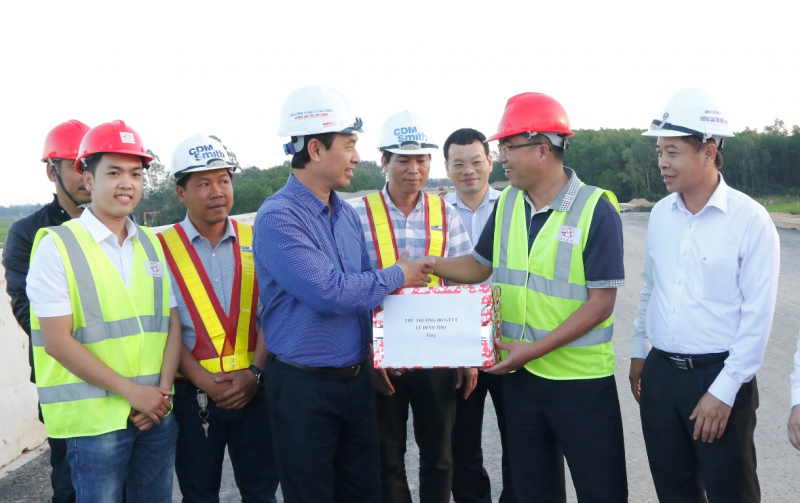 anh 1. tang qua chuc Tet nha thau cao toc Dn-QN