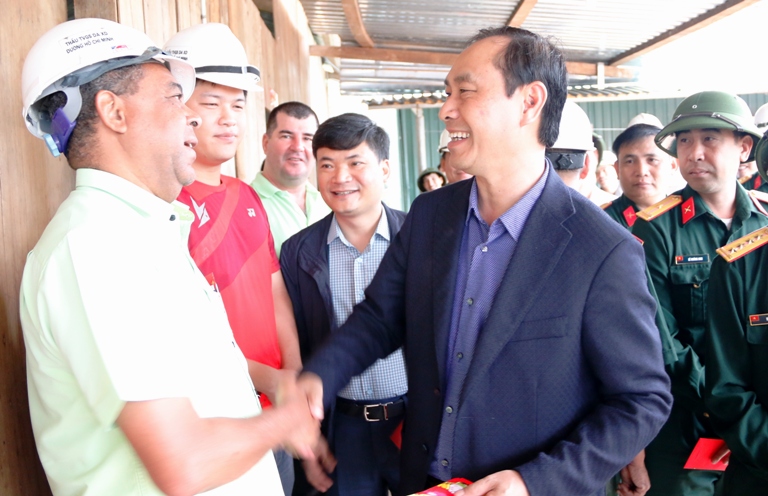 thu-truong-tho-kiem-tra-la-son