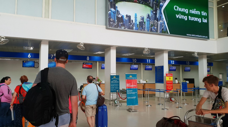 Anh khach quoc te tai san bay Phu Bai