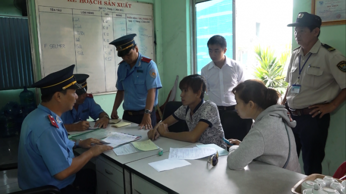 2. Thanh tra giao th&ocirc;ng đội 6 đang lập bi&ecirc;n bản xử