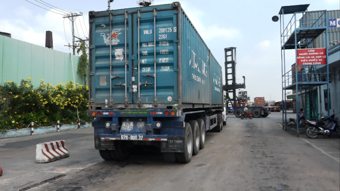 3. Xe container chở h&agrave;ng qu&aacute; tải tại cảng T&acirc;n Thuậ