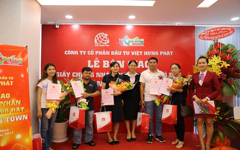 Anh 4a- ngoai trao so- cong ty con trao tang cho k