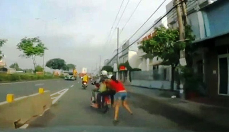 anh_co_gai_bi_keo_le_giua_duong_jwem