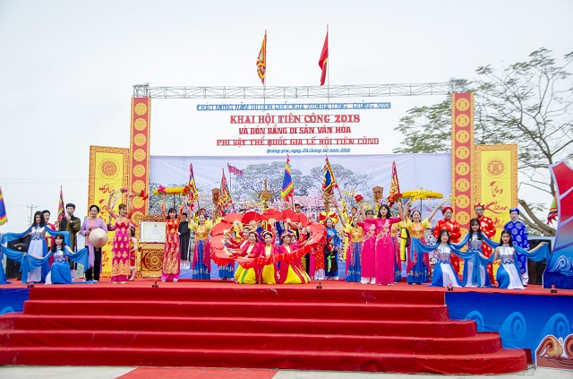 T&aacute;i hiện lại nghi thức rước cụ thượng về miếu Ti&ecirc;n