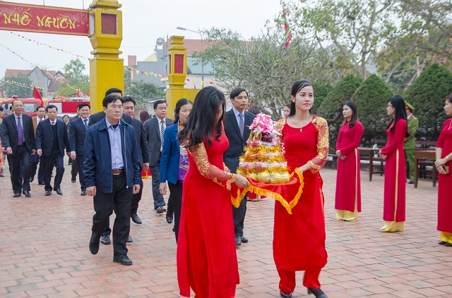 L&atilde;nh đạo trung ương v&agrave; địa phương d&acirc;ng hương miếu 