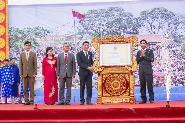 Đại diện TX.Quảng Y&ecirc;n v&agrave; x&atilde; Quảng La đ&oacute;n nhận bằng