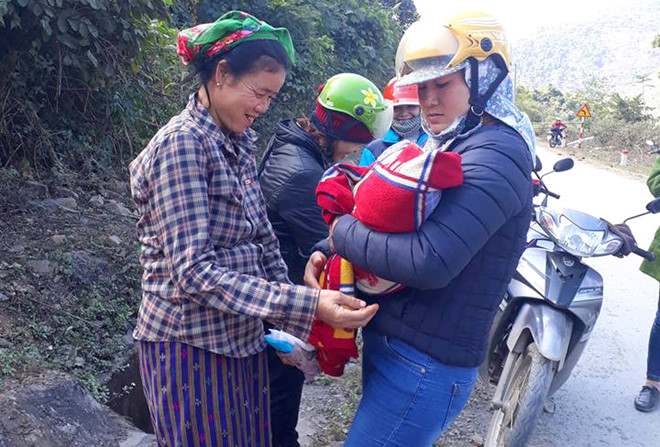 9-co-giao-mien-nui-do-de-cho-thieu-phu-tren-duong-