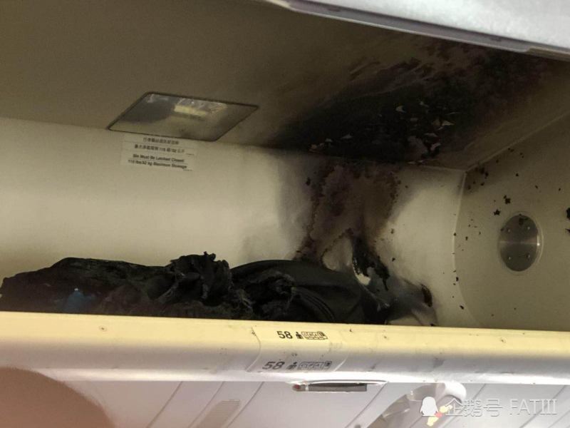 sac-dien-thoai-chay-dung-dung-tren-gia-de-hanh-ly-