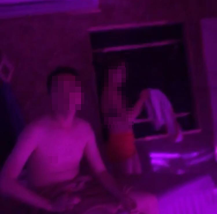 Bat-qua-tang-nu-tiep-vien-20-tuoi-kich-duc-cho-kha