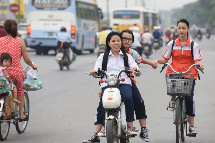 hoc-sinh-di-xe-dap-va-xe-dap-dien-nguoc-chieu-tren