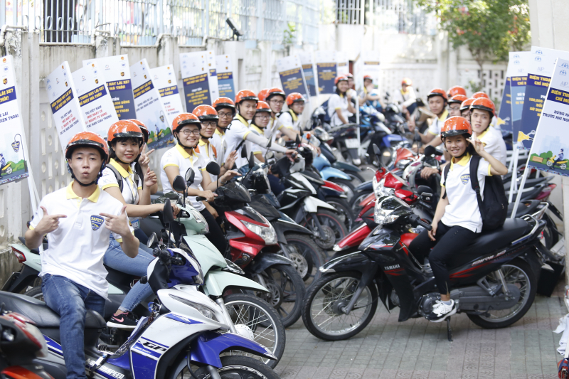 Sinh vi&ecirc;n tham gia diễu h&agrave;nh