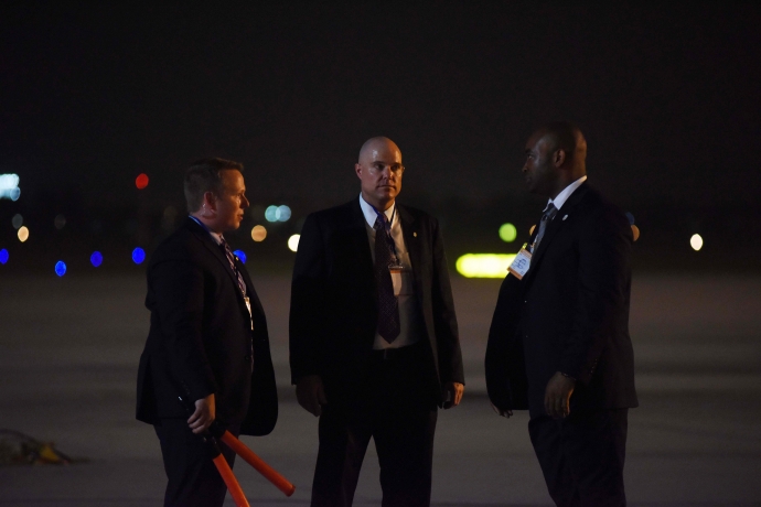 Khoanh-khac-tong-thong-Obama-dat-chan-xuong-Noi-Ba