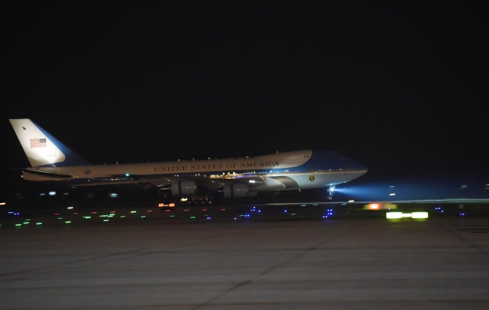 Khoanh-khac-tong-thong-Obama-dat-chan-xuong-Noi-Ba