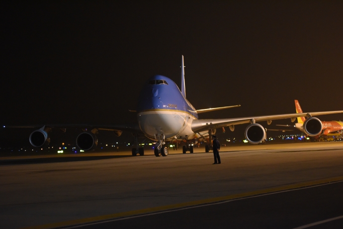 Khoanh-khac-tong-thong-Obama-dat-chan-xuong-Noi-Ba