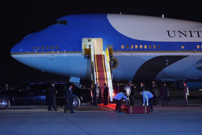 Khoanh-khac-tong-thong-Obama-dat-chan-xuong-Noi-Ba