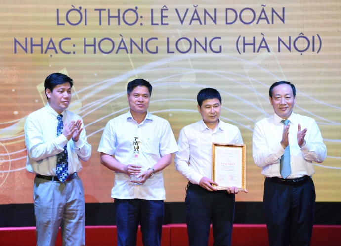 dam-say-va-hao-hung-nhung-khuc-hat-giao-thong (12)